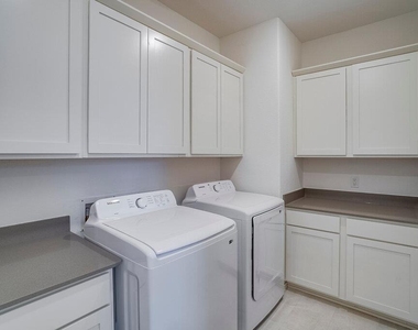 1109 Winnie Dr - Photo Thumbnail 8