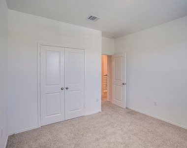 1109 Winnie Dr - Photo Thumbnail 15
