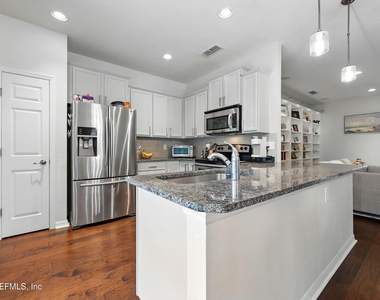 13964 Berryview Road - Photo Thumbnail 12