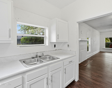 357 Crystal Street - Photo Thumbnail 8
