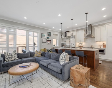 1046 W Altgeld Street - Photo Thumbnail 2