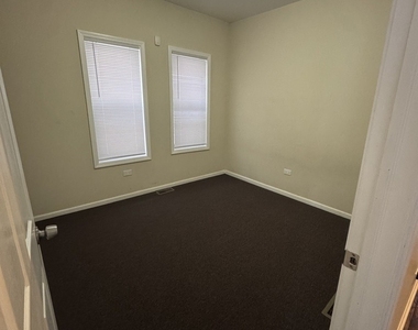 1251 N Springfield Avenue - Photo Thumbnail 6