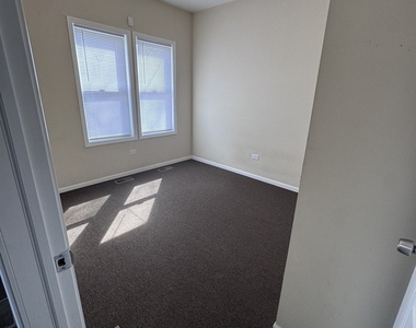 1251 N Springfield Avenue - Photo Thumbnail 4