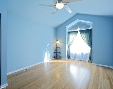 1560 N Saint Marks Place - Photo Thumbnail 7