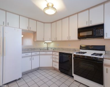 1560 N Saint Marks Place - Photo Thumbnail 3