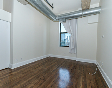 758 N Larrabee Street - Photo Thumbnail 4