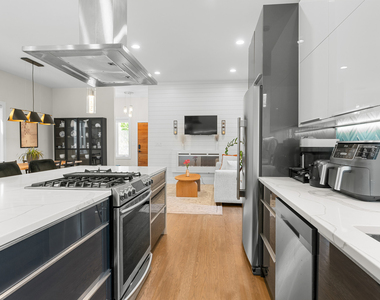 5047 W Winnemac Avenue - Photo Thumbnail 8