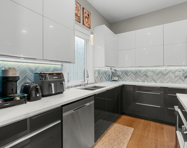 5047 W Winnemac Avenue - Photo Thumbnail 9
