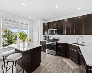 1097 Moraine Drive - Photo Thumbnail 4