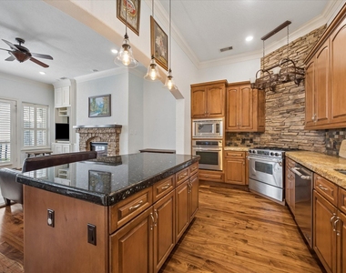 2128 Harold Street - Photo Thumbnail 2