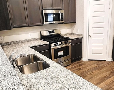 207 Tejas Village Parkway - Photo Thumbnail 5
