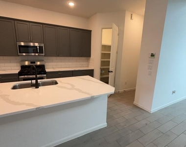 1542 Park Path Drive - Photo Thumbnail 3