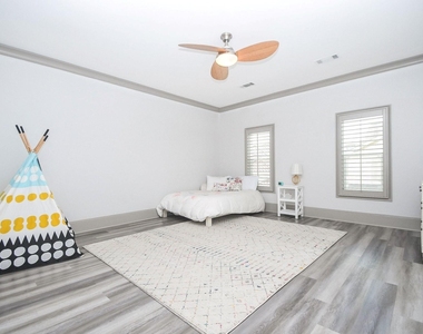 2702 Tudor Manor - Photo Thumbnail 32