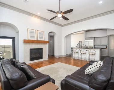 2702 Tudor Manor - Photo Thumbnail 11