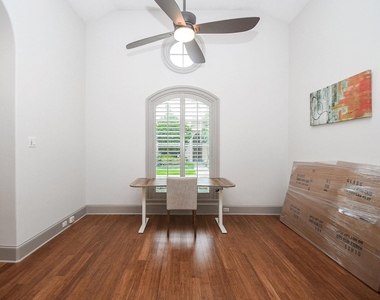 2702 Tudor Manor - Photo Thumbnail 7