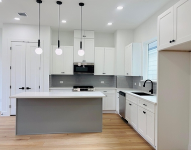 2010 Yates Street - Photo Thumbnail 4