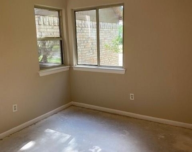 523 Gleneagles Drive - Photo Thumbnail 5