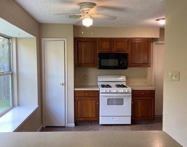 523 Gleneagles Drive - Photo Thumbnail 3