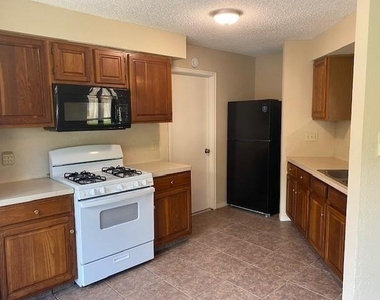 523 Gleneagles Drive - Photo Thumbnail 2