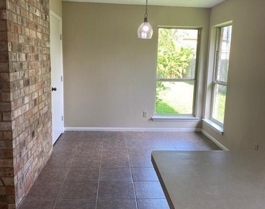 523 Gleneagles Drive - Photo Thumbnail 4