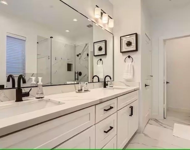 1528 Chestnut Street - Photo Thumbnail 12