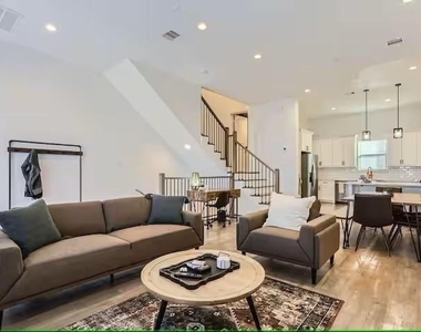 1528 Chestnut Street - Photo Thumbnail 3