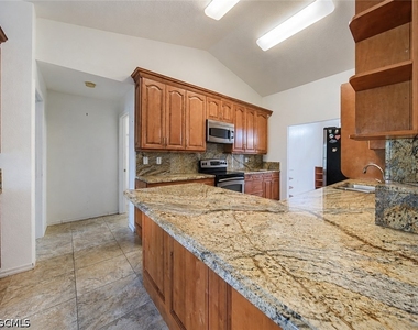 20 Hampton Avenue - Photo Thumbnail 4
