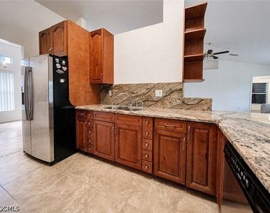 20 Hampton Avenue - Photo Thumbnail 3