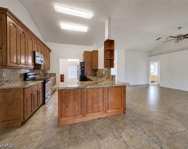 20 Hampton Avenue - Photo Thumbnail 2