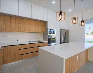 5 Sw 26th Place - Photo Thumbnail 2