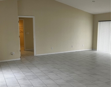 1001 Se 17th Street - Photo Thumbnail 3