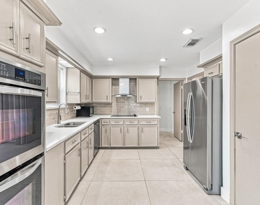 1135 Trowbridge Drive - Photo Thumbnail 7