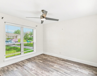 1135 Trowbridge Drive - Photo Thumbnail 16