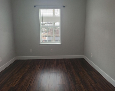 308 E 31st Street - Photo Thumbnail 4