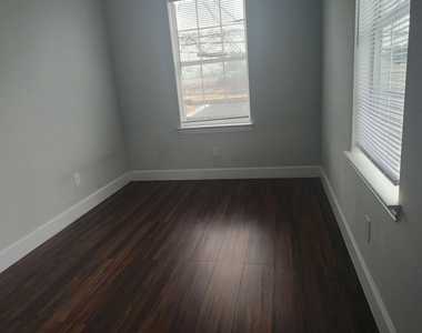 308 E 31st Street - Photo Thumbnail 5