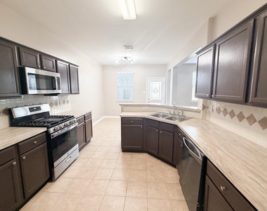 4422 Park Trail Lane - Photo Thumbnail 9