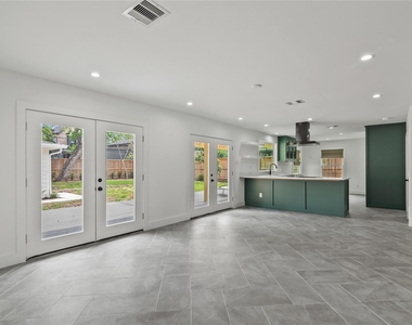312 W 31st Street - Photo Thumbnail 14