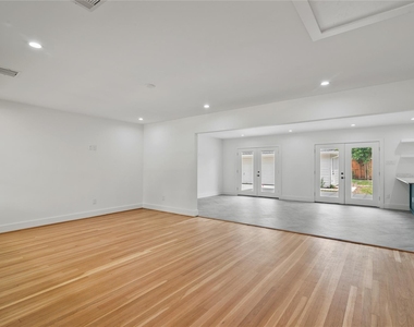 312 W 31st Street - Photo Thumbnail 9