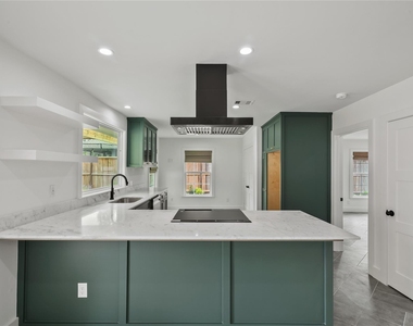 312 W 31st Street - Photo Thumbnail 17