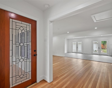 312 W 31st Street - Photo Thumbnail 4