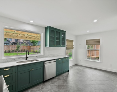 312 W 31st Street - Photo Thumbnail 20