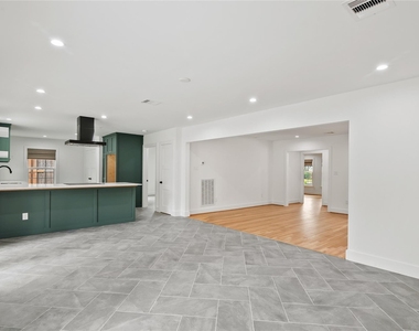 312 W 31st Street - Photo Thumbnail 15
