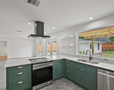 312 W 31st Street - Photo Thumbnail 23