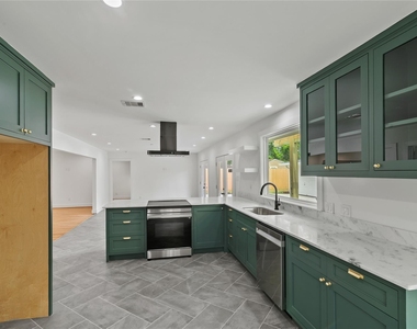 312 W 31st Street - Photo Thumbnail 22