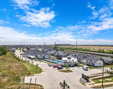 7216 Tall Tree Drive - Photo Thumbnail 29