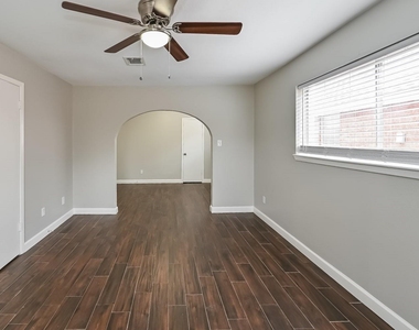 11122 Kirwin Lane - Photo Thumbnail 2
