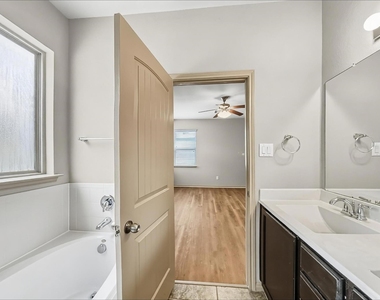 2201 Jefferson Crossing Drive - Photo Thumbnail 9