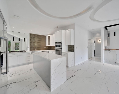 2206 Saxon Drive - Photo Thumbnail 10