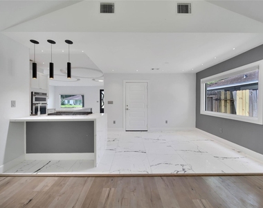 2206 Saxon Drive - Photo Thumbnail 7