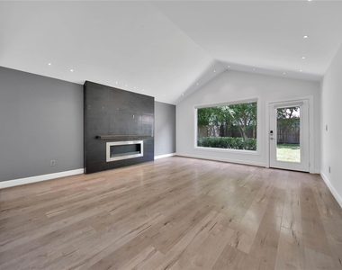2206 Saxon Drive - Photo Thumbnail 3